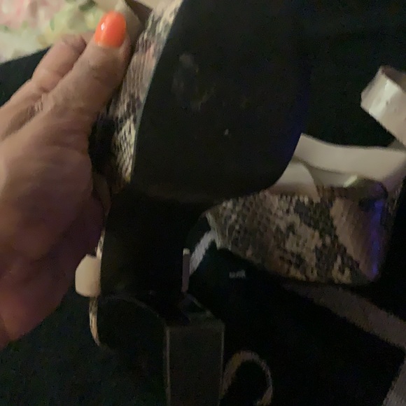 JS BY JESSICA SIMPSON SIZE 8.5 PLATFORM HERL HIGH WITH PATENT STAPS SNAKE EMBOSS - Picture 11 of 16